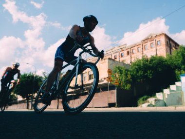 Triatlon yarışı - sektörlerine kentin son bölümü.