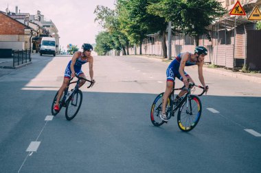 Kazan, Rusya - 5 Ağustos 2018: Triatlon yarışı - sektörlerine kentin son bölümü.