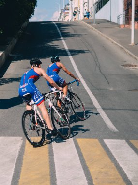 Kazan, Rusya - 5 Ağustos 2018: Triatlon yarışı - sektörlerine kentin son bölümü.