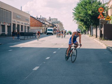 Kazan, Rusya - 5 Ağustos 2018: Triatlon yarışı - sektörlerine kentin son bölümü.