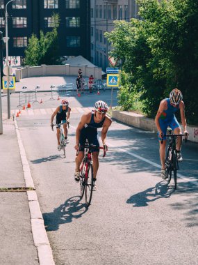 Kazan, Rusya - 5 Ağustos 2018: Triatlon yarışı - sektörlerine kentin son bölümü.