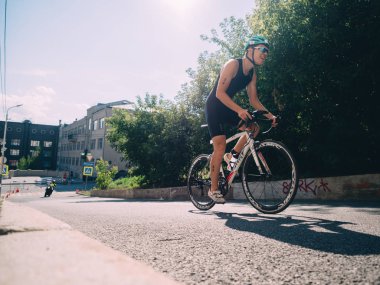 Kazan, Rusya - 5 Ağustos 2018: Triatlon yarışı - sektörlerine kentin son bölümü.