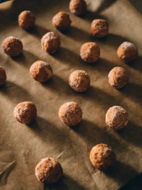 Kağıt tepsisine üzerinde ham dondurulmuş köfte.