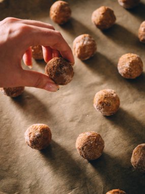 Kağıt tepsisine üzerinde ham dondurulmuş köfte.