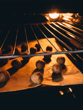 Kağıt tepsisine üzerinde ham dondurulmuş köfte.