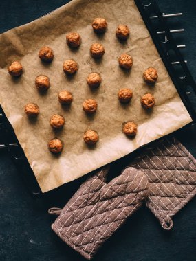 Kağıt tepsisine üzerinde sıcak hazır köfte.