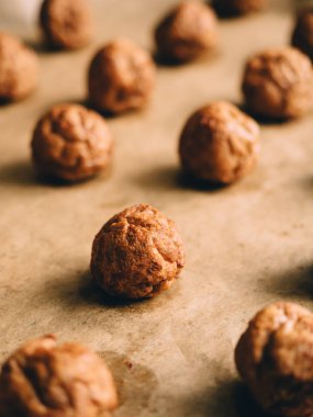 Kağıt tepsisine üzerinde sıcak hazır köfte.