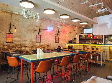 Eski tarihi bir binada modern taproom bar iç.