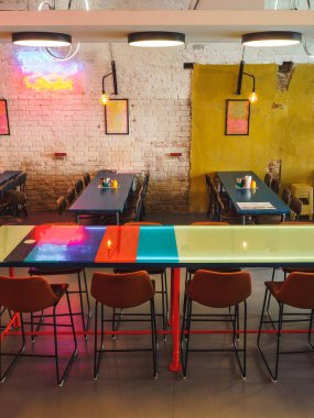 Eski tarihi bir binada modern taproom bar iç.