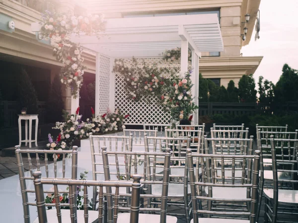 アーチと花結婚式豪華な場所 — ストック写真