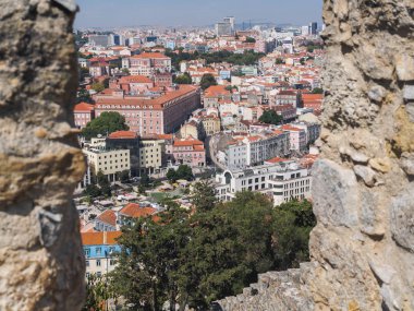 Lizbon turuncu çatı popüler turistik görünümü yerden.