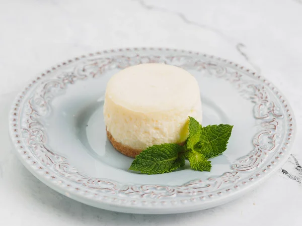 Kolo Klasické Bílé Mini Cheesecake Mátou — Stock fotografie