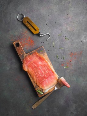 Ahşap tahta üzerinde Dilimleme çiğ füme et.