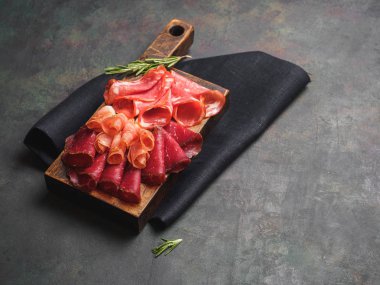 Ahşap tahta üzerinde Dilimleme çiğ füme et.