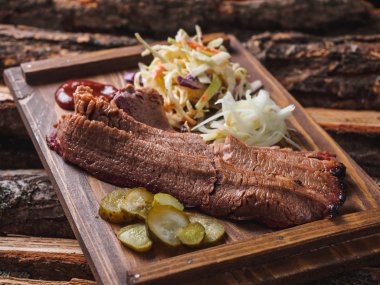 Döş eti beaf Barbekü lahana salatası, jalapeno ve soğan ile.