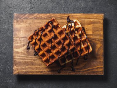 Ahşap tahta üzerinde çikolata ile Belçika Waffle.
