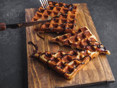 Ahşap tahta üzerinde çikolata ile Belçika Waffle.