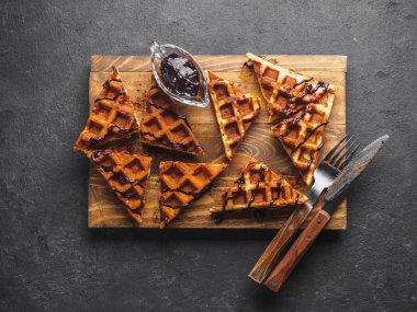 Ahşap tahta üzerinde çikolata ile Belçika Waffle.