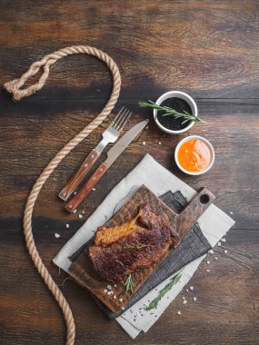 Antrikot hissesi ile baharat ahşap tahta üzerinde.