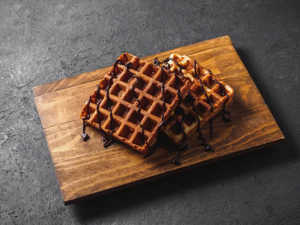 Ahşap tahta üzerinde çikolata ile Belçika Waffle.