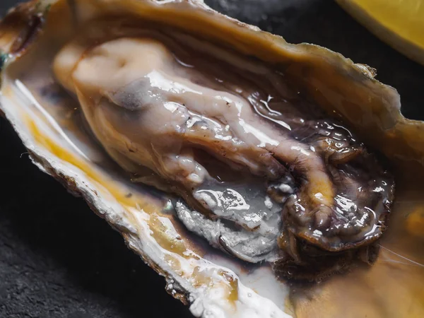 Ostras Crudas Con Conchas Mesa Negra — Foto de Stock