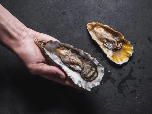 Rohe Austern Schalen Auf Dem Schwarzen Tisch — Stockfoto