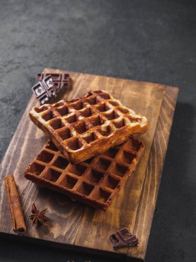 Ahşap tahta üzerinde çikolata ile Belçika Waffle.