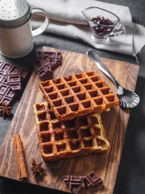 Ahşap tahta üzerinde çikolata ile Belçika Waffle.