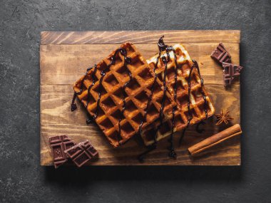 Ahşap tahta üzerinde çikolata ile Belçika Waffle.