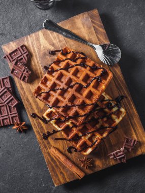 Ahşap tahta üzerinde çikolata ile Belçika Waffle.
