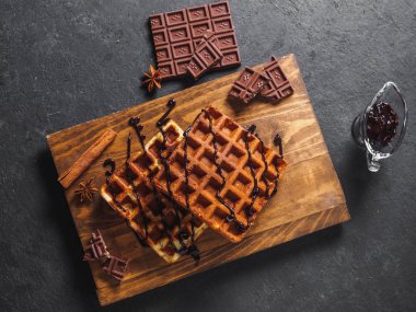 Ahşap tahta üzerinde çikolata ile Belçika Waffle