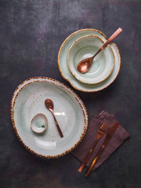 Modern sofra kümesi. Tabak ve çatal bıçak takımı