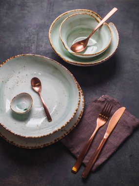 Modern sofra kümesi. Tabak ve çatal bıçak takımı