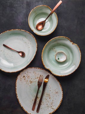 Modern sofra kümesi. Tabak ve çatal bıçak takımı.