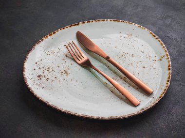 Modern sofra kümesi. Tabak ve çatal bıçak takımı.