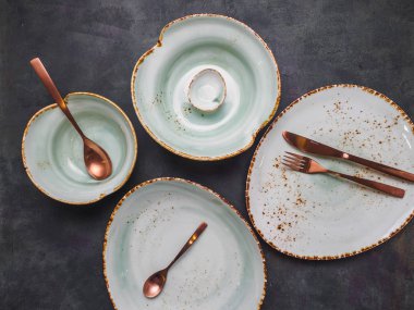 Modern sofra kümesi. Tabak ve çatal bıçak takımı.