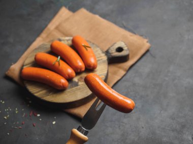 Sosis siyah masada ahşap tahta üzerinde.