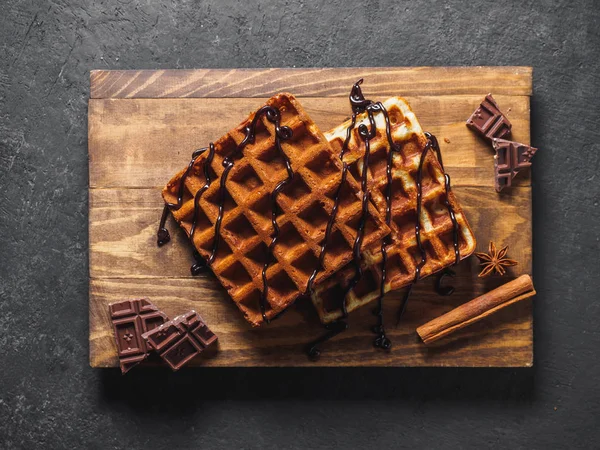 Ahşap tahta üzerinde çikolata ile Belçika Waffle.