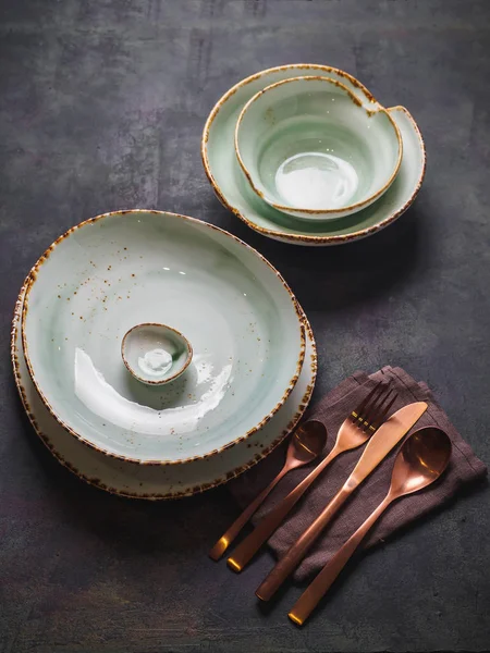 Modern sofra kümesi. Tabak ve çatal bıçak takımı