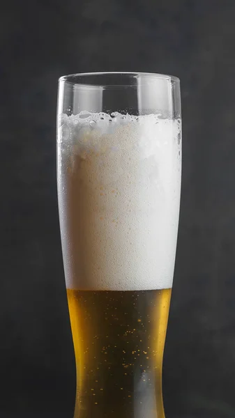 Copo de cerveja de trigo lager com espuma — Fotografia de Stock