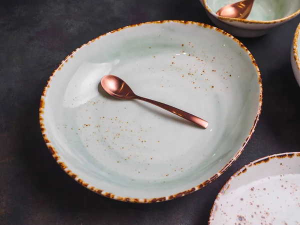 Modern sofra kümesi. Tabak ve çatal bıçak takımı