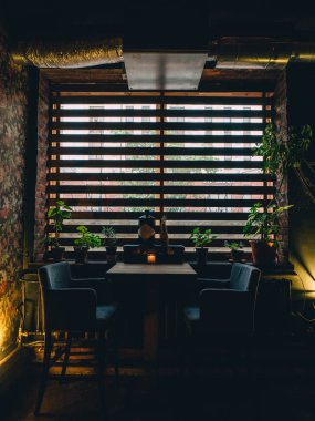 Masa ve pencerenin karanlık iç bar.