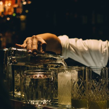 Restoran bar kokteyl yapmak barmen cam.