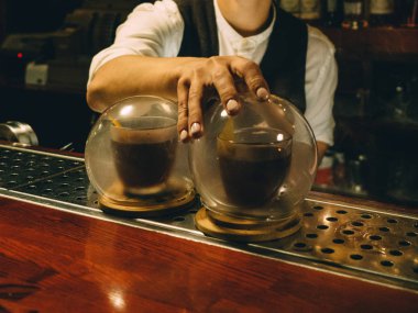 Barmen restoran bar içinde süper ile kokteyl yapmak.