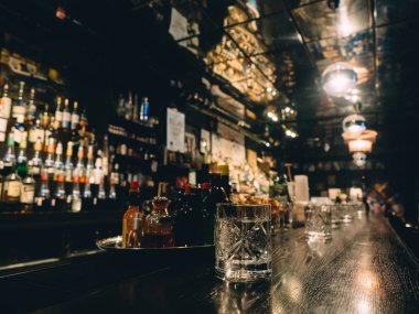 Bar standı şişe alkol içinde karanlık ile.
