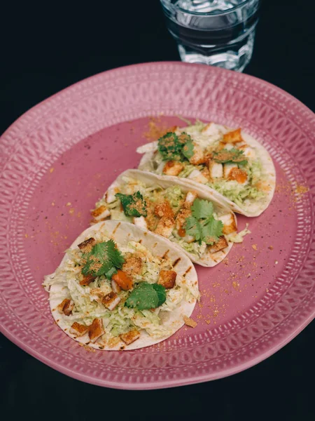 Tacos Con Pollo Migas Plato Rosa —  Fotos de Stock