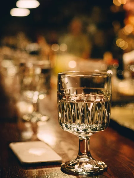 Bar Stå Med Flaskor Med Alkohol Mörkret — Stockfoto