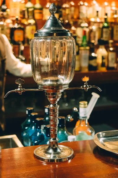 Bartender Making Cocktail Glass Bar Restaurant — Stock Photo, Image