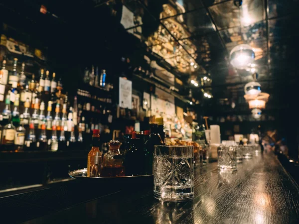 酒吧站与酒精瓶在黑暗中 — 图库照片