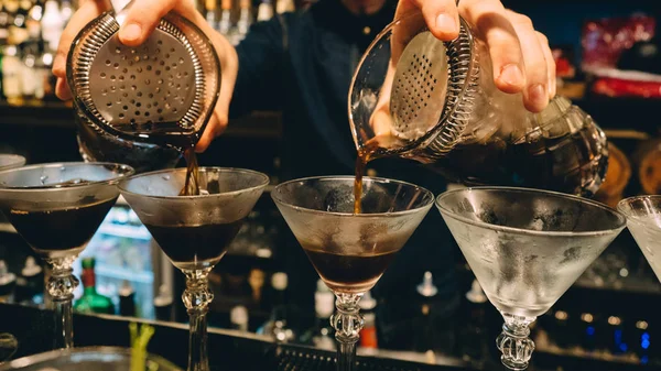 Bartender Att Göra Cocktail Glas Bar Restaurang — Stockfoto